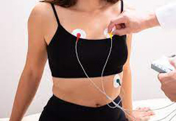 femme avec electrodes pour mesure electrocardiogramme