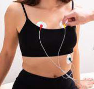 femme avec appareil holter electrocardiogramme